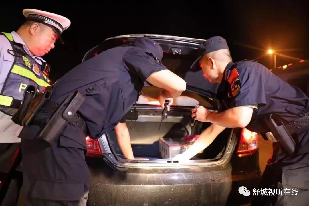 篮球赛场爆发观众冲突，保安紧急出动化解的简单介绍