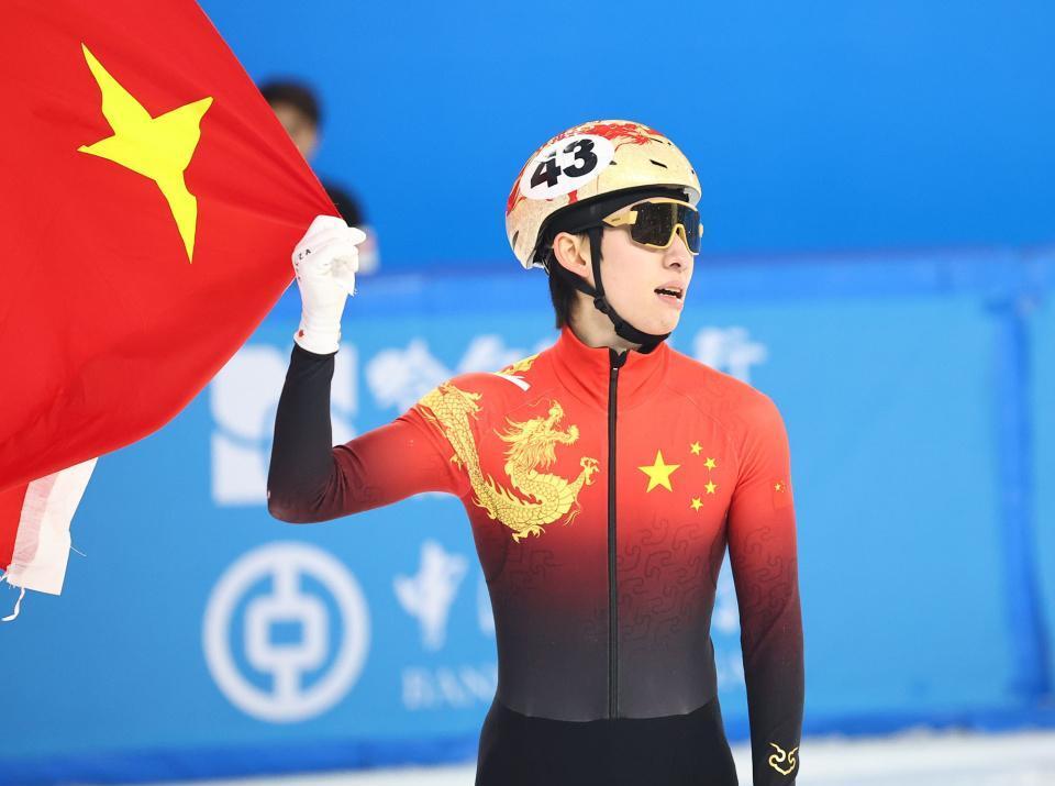 韩国选手斩获体操男子双杠项目金牌 